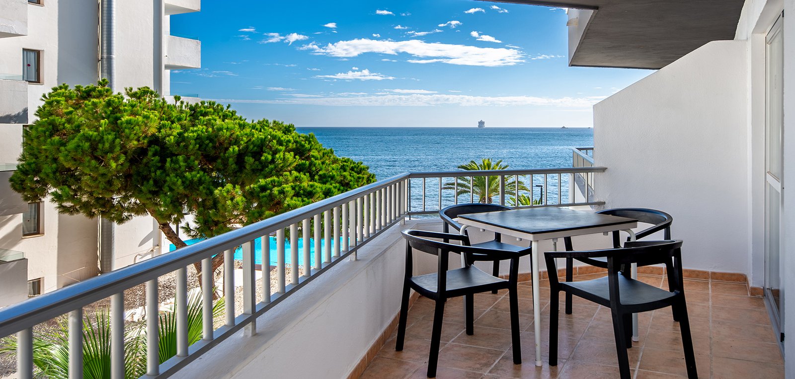 Room image 1 bedroom apartment with side sea view