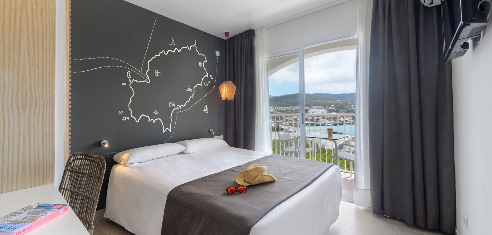 Room image Dubbelkamer met dubbel bed en uitzicht op zee