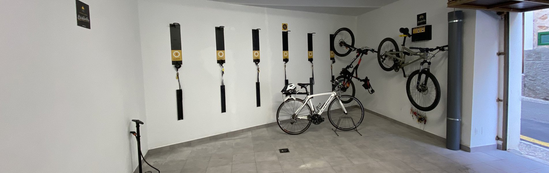 Garage à vélos et atelier Alaro Natura