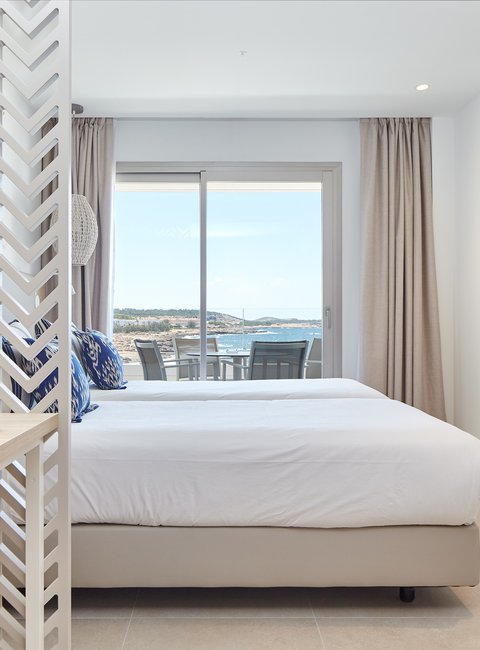 Image from hotel Descubra nuestros amplios y lujosos apartamentos frente al mar en San José, Ibiza