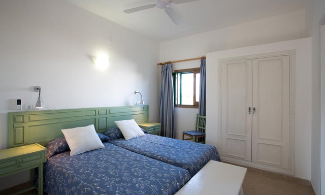 https://images.neobookings.com/hotels/formentera/punta-rasa/rooms/family-apartment-poxw3vvg65.jpg?width=600&height=400