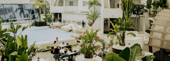 Bar en la piscina