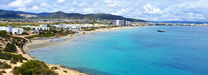 Playa d’en Bossa,<br> la playa más famosa y<br> con más ambiente de Ibiza