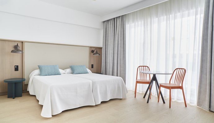 Cheap accommodation in San Antonio, IbizaApartments San Antonio town, Ibiza. Excelsior Estudio & Apartamentos Sibiza Group