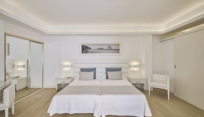 Accommodation in Talamanca Beach, IbizaLuxury hotel in Talamanca beach, Ibiza. Hotel Argos Grupo Sibiza