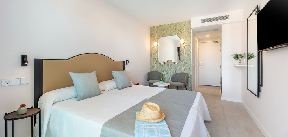 Room image Zweibettzimmer mit Poolblick