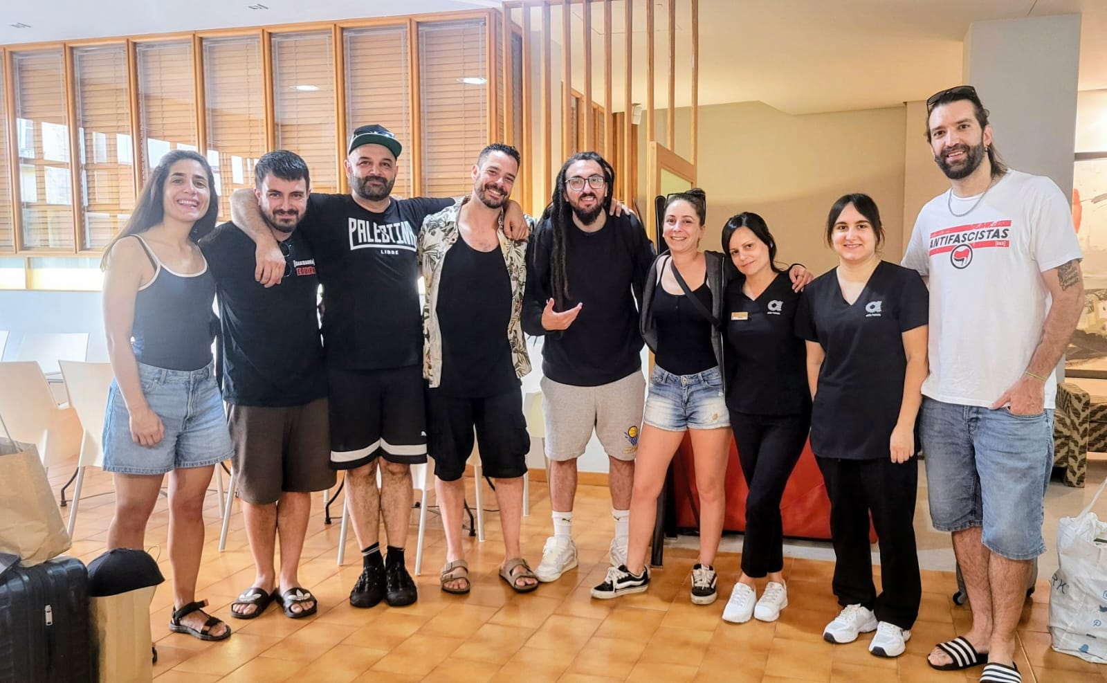 Imagen: Parte del equipo de Alda Boiro posa junto a integrantes de Dakidarría durante la Fiesta de la Dorna de Ribeira.