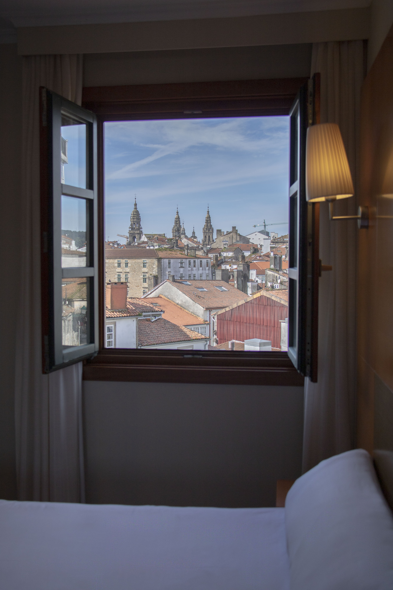 Imagen: https://images.neobookings.com/cms/aldahotels.es/section/los-6-mejores-hoteles-en-el-centro-de-santiago-de-compostela/pics/los-6-mejores-hoteles-en-el-centro-de-santiago-de-compostela-32wd2x5e54.jpeg