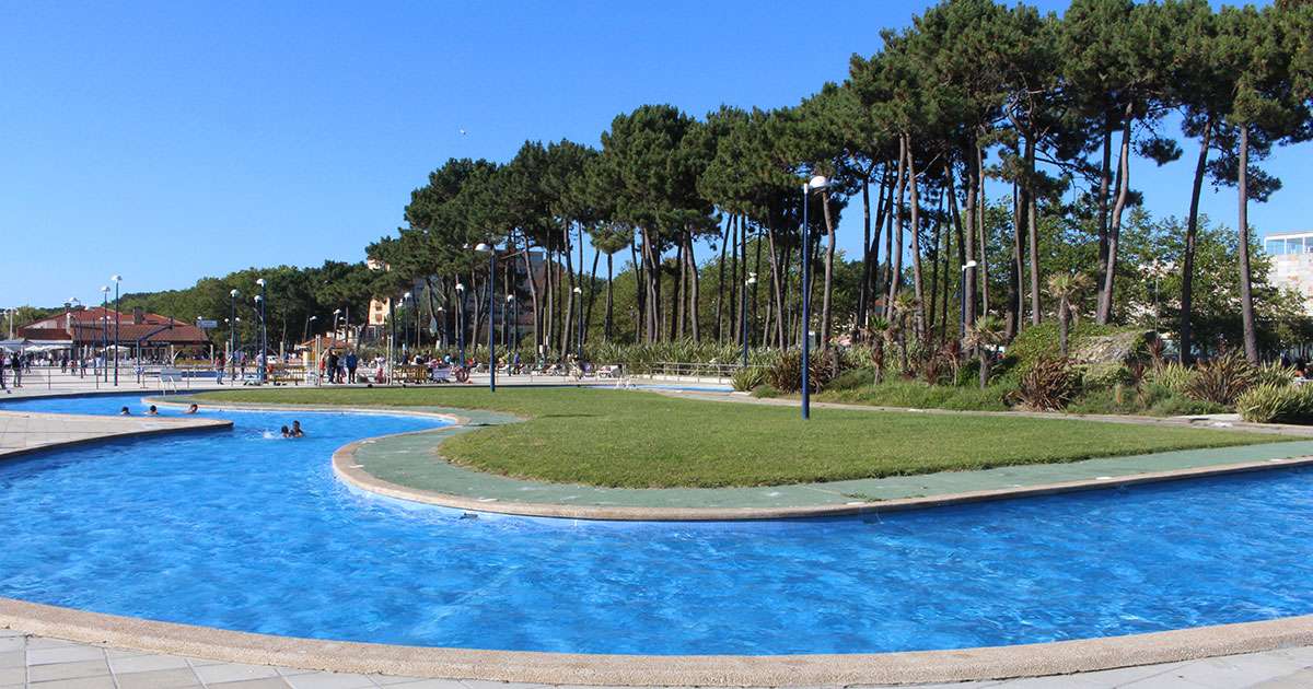 Imagen: https://images.neobookings.com/cms/devel.www.aldahotels.es/section/5-parques-acuaticos-en-galicia-para-parejas-amigos-y-familias/pics/5-parques-acuaticos-en-galicia-para-parejas-amigos-y-familias-m1lkryrwrz.jpeg