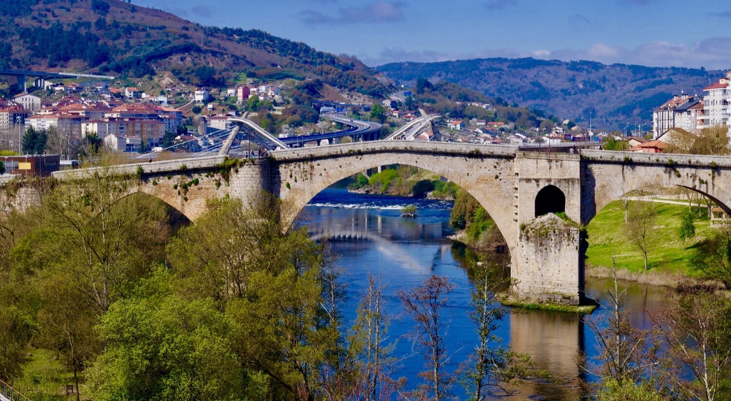 Imagen: https://images.neobookings.com/cms/devel.www.aldahotels.es/section/5-puentes-de-galicia-de-visita-obligada-en-tus-viajes/pics/5-puentes-de-galicia-de-visita-obligada-en-tus-viajes-kzl1gvkl3x.jpeg