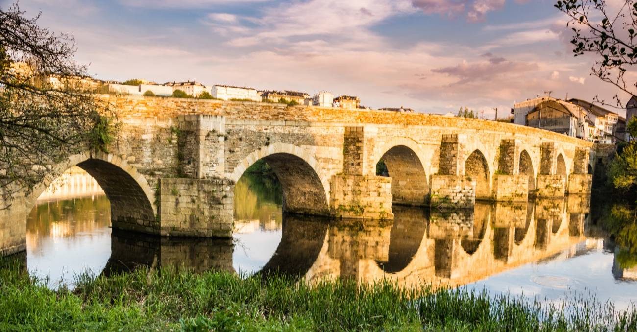 Imagen: https://images.neobookings.com/cms/devel.www.aldahotels.es/section/5-puentes-de-galicia-de-visita-obligada-en-tus-viajes/pics/5-puentes-de-galicia-de-visita-obligada-en-tus-viajes-voe7dvre5r.jpeg