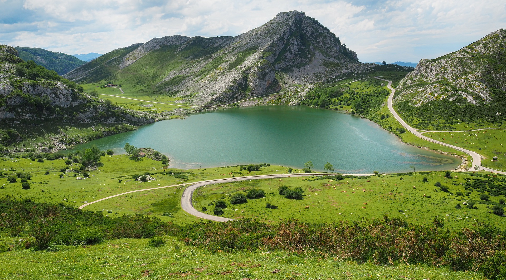 Imagen: https://images.neobookings.com/cms/devel.www.aldahotels.es/section/la-mejor-ruta-por-asturias-en-coche-para-conocer-la-comunidad/pics/la-mejor-ruta-por-asturias-en-coche-para-conocer-la-comunidad-8gepk37l4n.jpeg