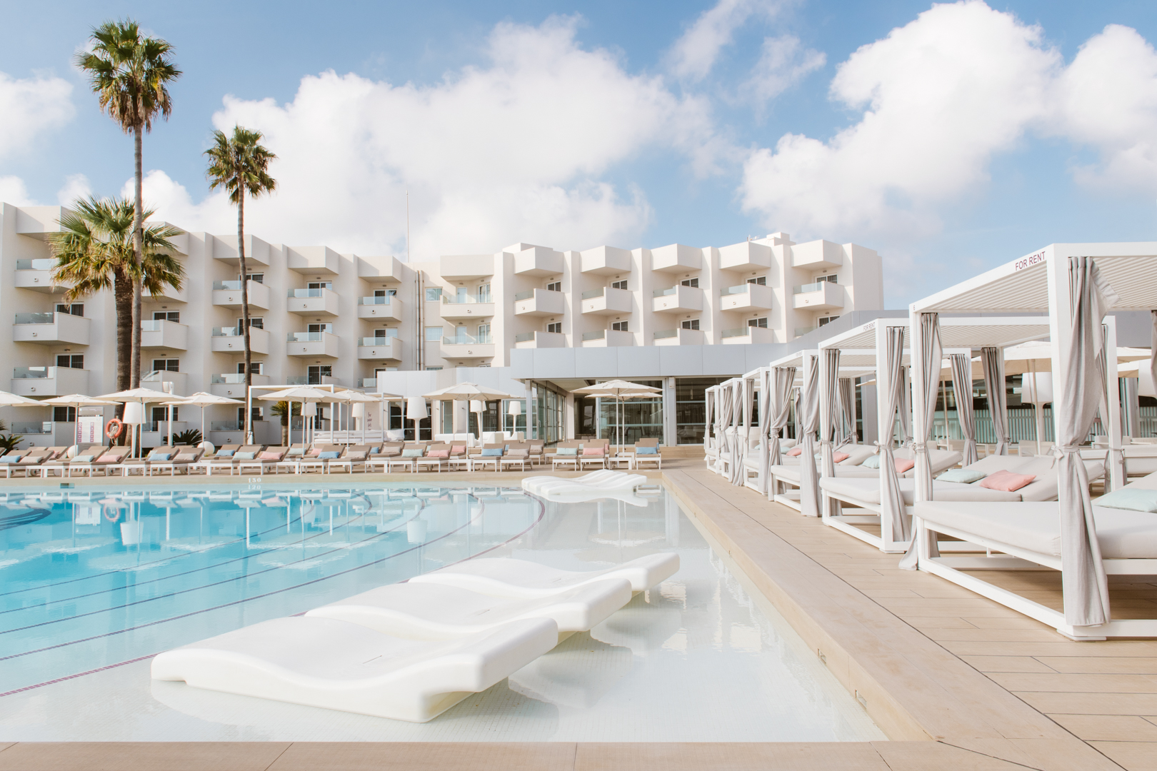 Hotel with swimming pool in Ibiza Playa d’en Bossa | Hotel Garbi