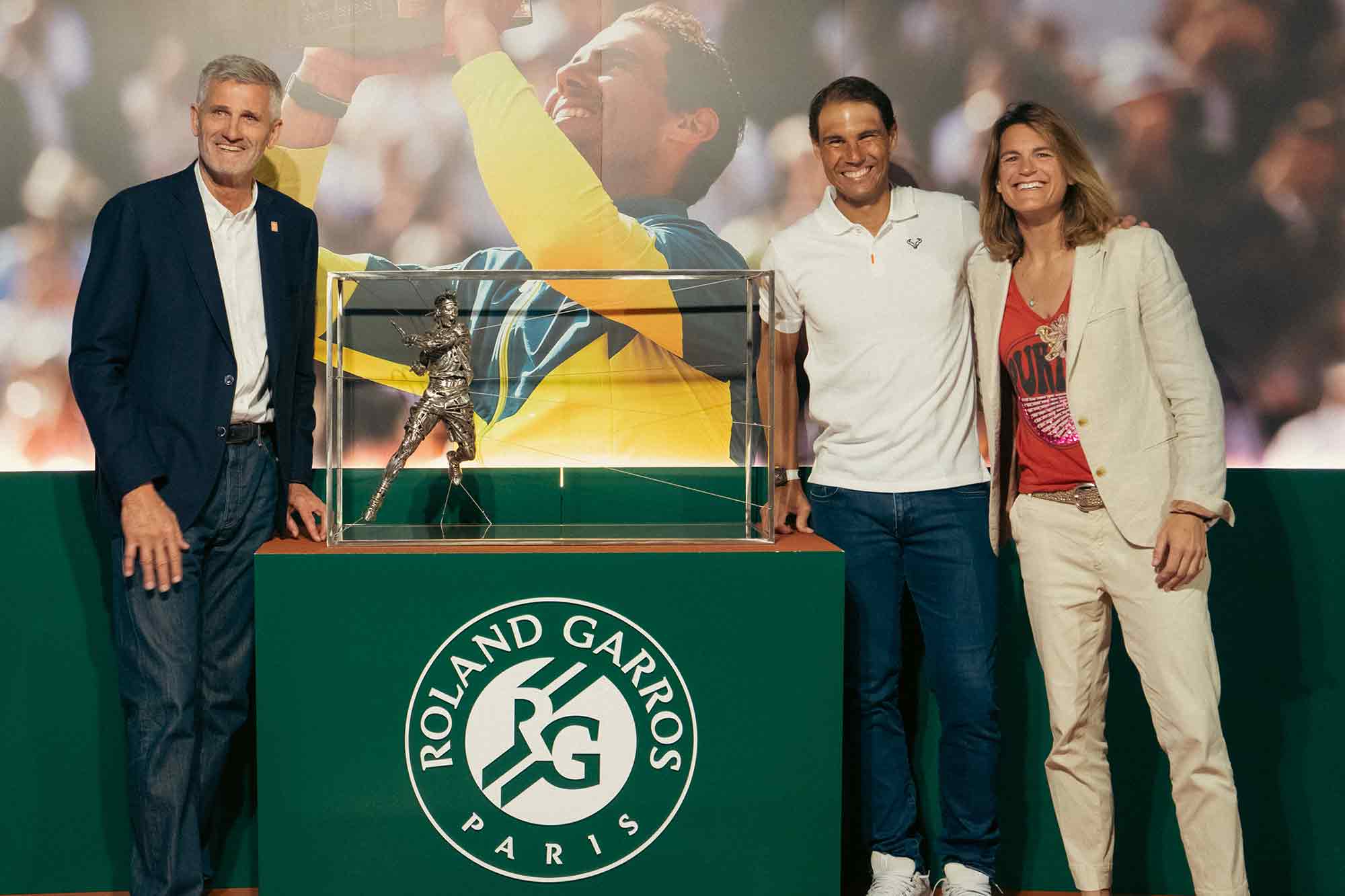 Rafa Nadal receives a replica of the sculpture from Roland Garros Rafa Nadal Academy
