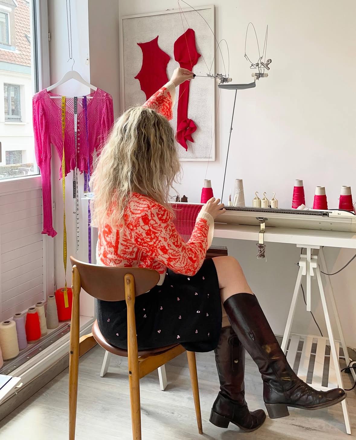 Imagen: https://images.neobookings.com/cms/theconcepthotels.com/section/alicia-morgand-lets-make-knitwear-great-again/pics/alicia-morgand-lets-make-knitwear-great-again-38lx8xreg7.jpeg