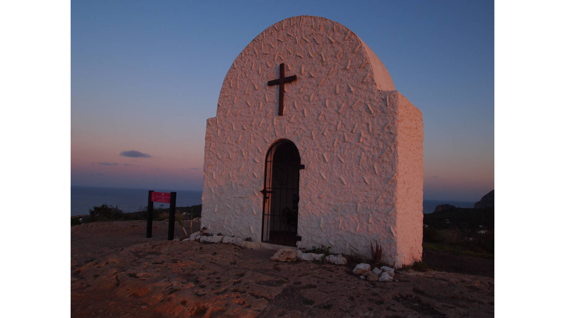 Imagen: https://images.neobookings.com/cms/theconcepthotels.com/section/the-most-special-chapels-in-ibiza/pics/the-most-special-chapels-in-ibiza-60e90rnen9.png