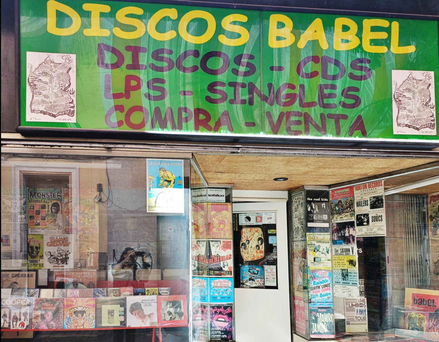 Imagen: https://images.neobookings.com/cms/umusic-hotels.com/section/a-vinyl-walking-tour-from-umusic-hotel-madrid/pics/a-vinyl-walking-tour-from-umusic-hotel-madrid-03lyvxdlqv.jpeg
