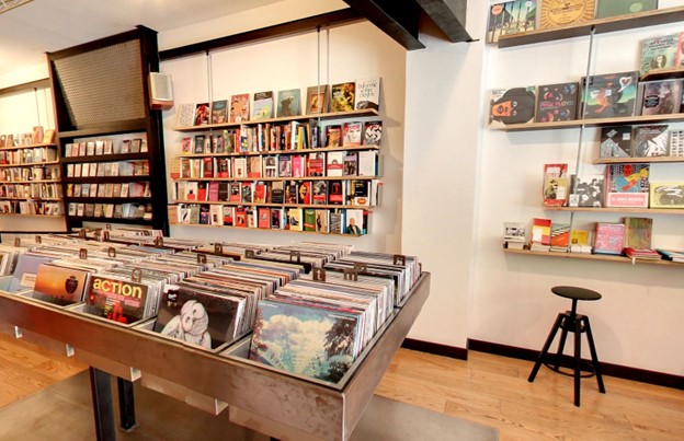 Imagen: https://images.neobookings.com/cms/umusic-hotels.com/section/a-vinyl-walking-tour-from-umusic-hotel-madrid/pics/a-vinyl-walking-tour-from-umusic-hotel-madrid-r2e5ymowq8.jpeg