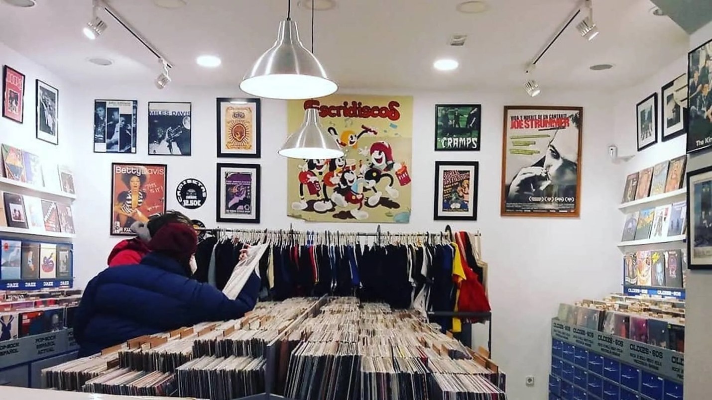 Imagen: https://images.neobookings.com/cms/umusic-hotels.com/section/a-vinyl-walking-tour-from-umusic-hotel-madrid/pics/a-vinyl-walking-tour-from-umusic-hotel-madrid-kzl10dde3x.jpeg
