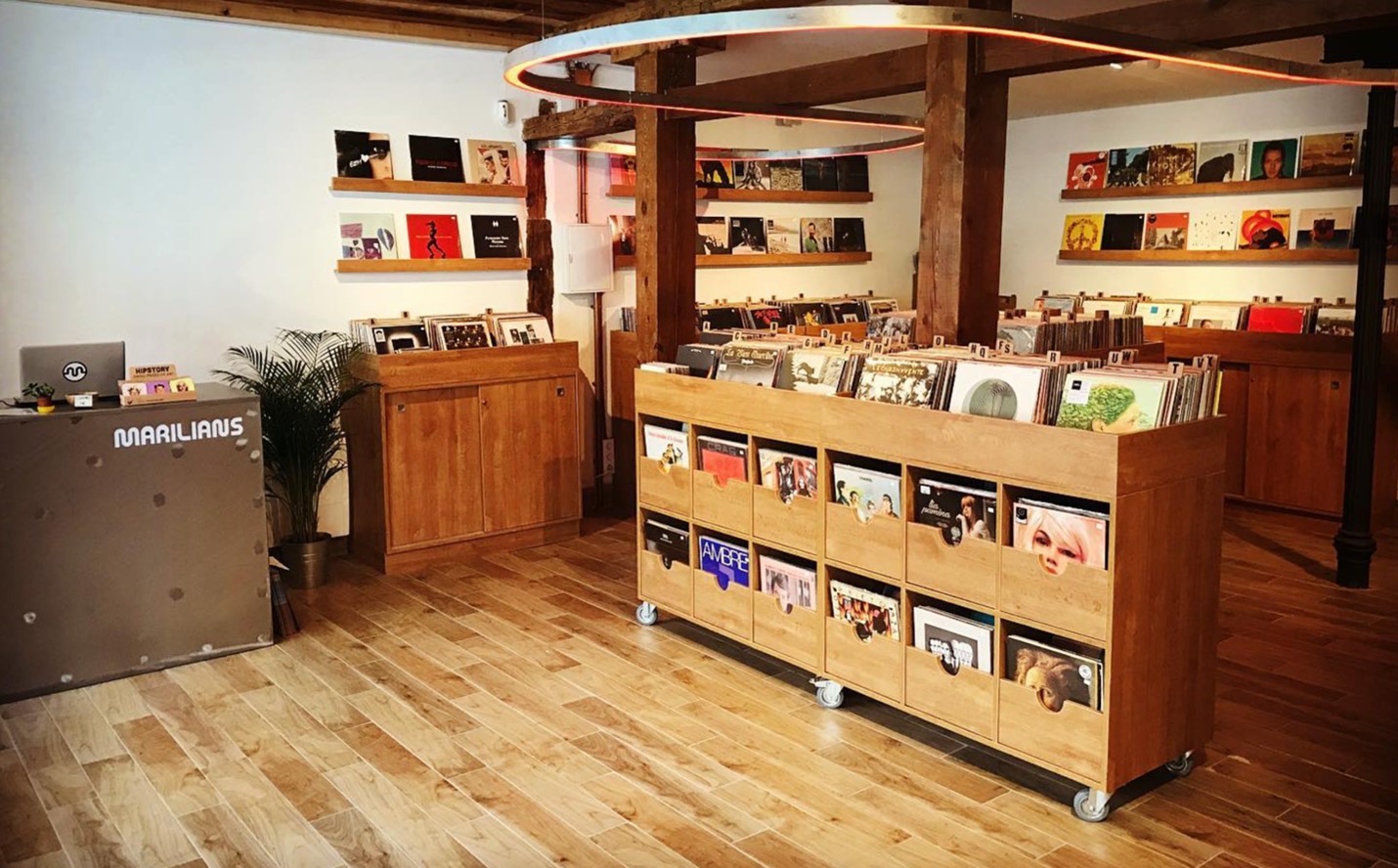 Imagen: https://images.neobookings.com/cms/umusic-hotels.com/section/a-vinyl-walking-tour-from-umusic-hotel-madrid/pics/a-vinyl-walking-tour-from-umusic-hotel-madrid-voe7140e5r.jpeg