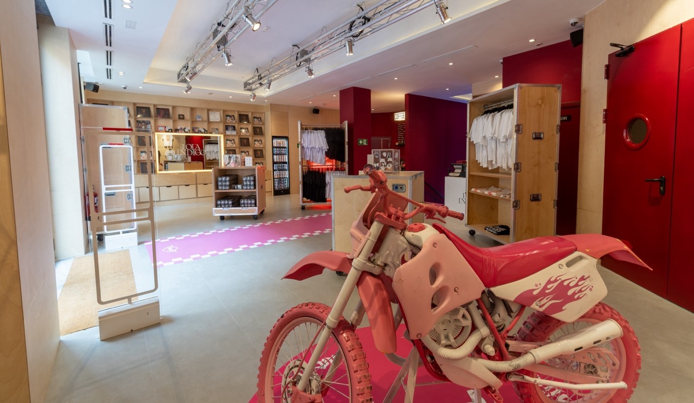 Imagen: https://images.neobookings.com/cms/umusic-hotels.com/section/a-vinyl-walking-tour-from-umusic-hotel-madrid/pics/a-vinyl-walking-tour-from-umusic-hotel-madrid-z5wj68rldj.jpeg