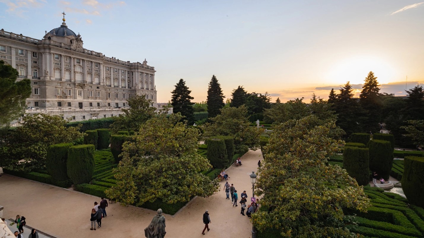 Imagen: https://images.neobookings.com/cms/umusic-hotels.com/section/experience-madrid-from-above/pics/experience-madrid-from-above-kzl1qjvw3x.jpeg