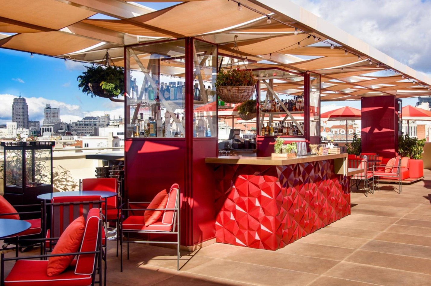 Imagen: https://images.neobookings.com/cms/umusic-hotels.com/section/experience-madrid-from-above/pics/experience-madrid-from-above-8gepy74e4n.jpeg