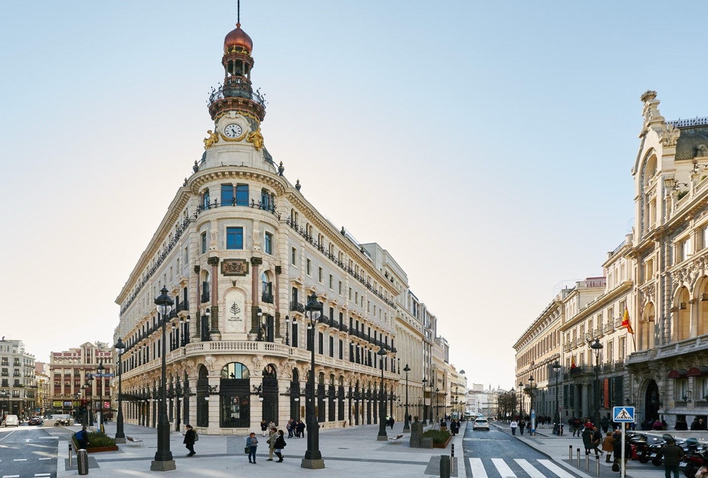Imagen: https://images.neobookings.com/cms/umusic-hotels.com/section/this-isnt-just-shopping-its-madrid-at-its-most-stylish/pics/this-isnt-just-shopping-its-madrid-at-its-most-stylish-6nl8dzxexp.jpeg