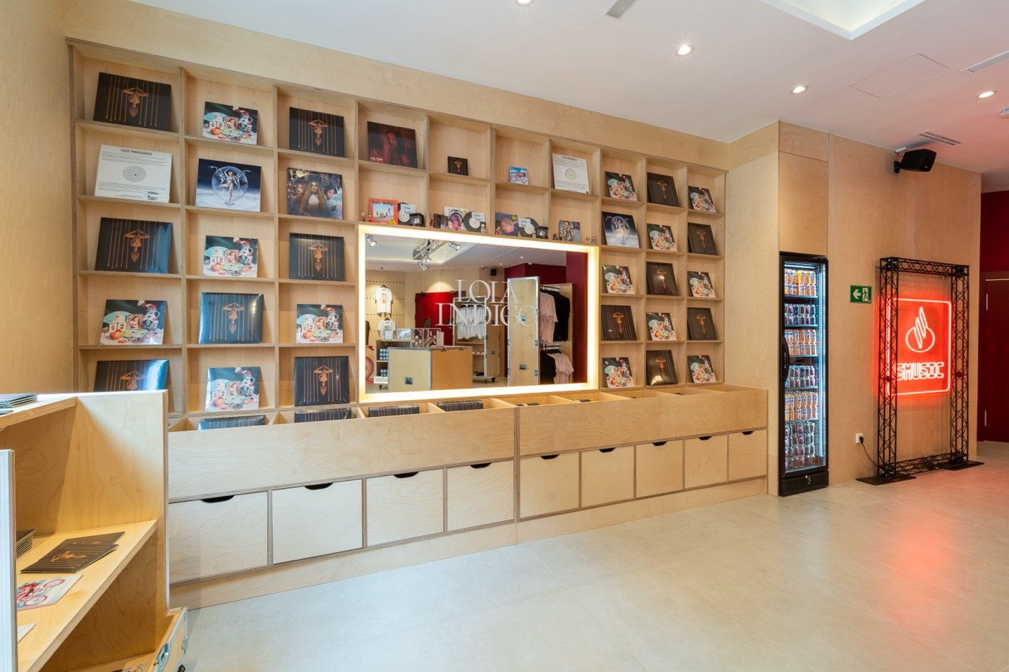 Imagen: https://images.neobookings.com/cms/umusic-hotels.com/section/this-isnt-just-shopping-its-madrid-at-its-most-stylish/pics/this-isnt-just-shopping-its-madrid-at-its-most-stylish-9gwm5ope6p.jpeg
