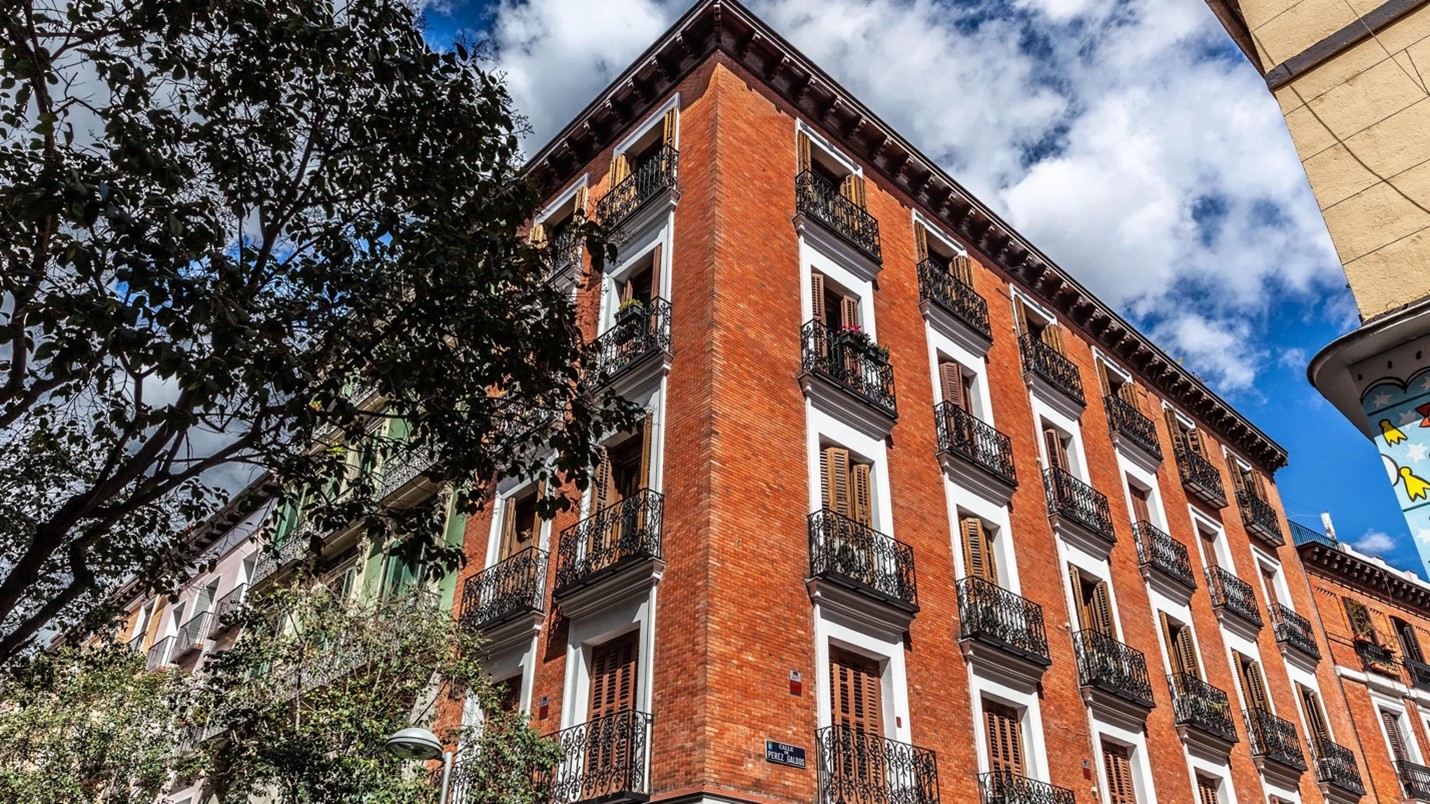 Imagen: https://images.neobookings.com/cms/umusic-hotels.com/section/this-isnt-just-shopping-its-madrid-at-its-most-stylish/pics/this-isnt-just-shopping-its-madrid-at-its-most-stylish-dmeo34me94.jpeg