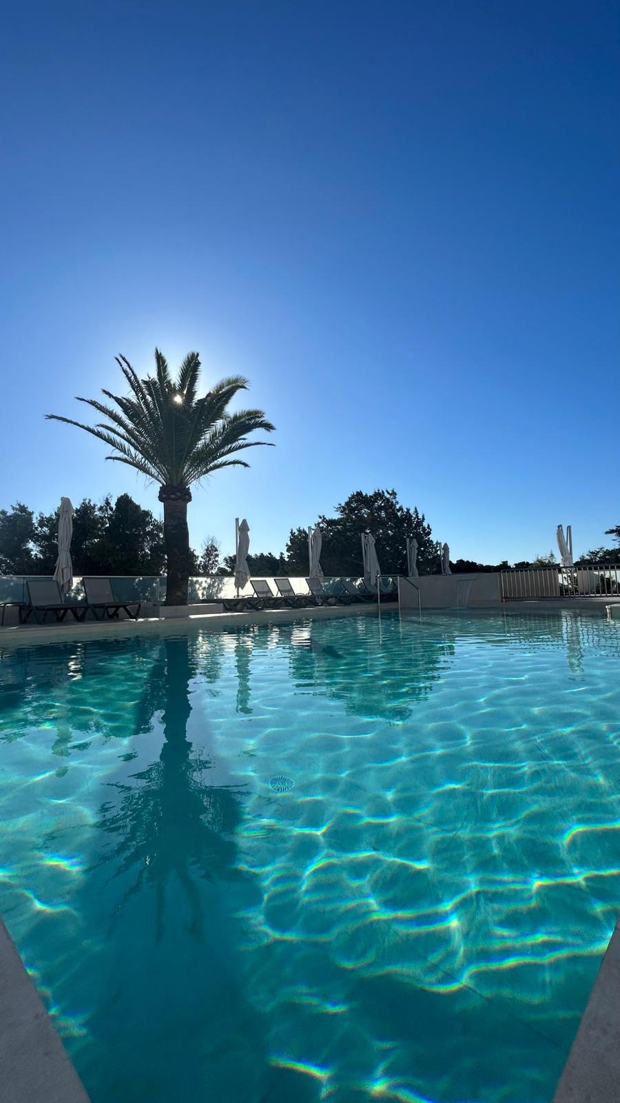Imagen: piscina azul turquesa